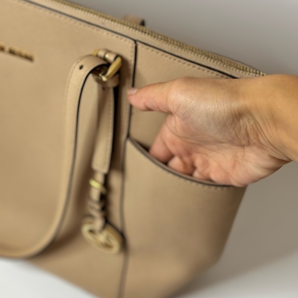 Michael Kors Jet Set Travel Large Tote Oyster Beige Saffiano Leather Top Zip Bag - Picture 7 of 15